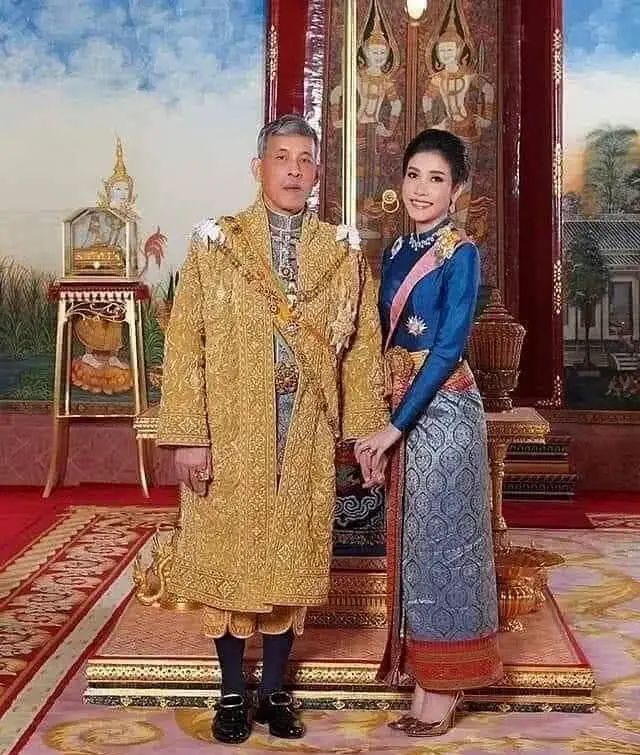 泰国王室官宣王后最新肖像照!一身金色裙,比当时贵妃都惊艳!|王后|贵妃|王室_新浪新闻