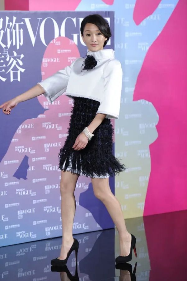 周迅太接地气了,穿件四万多外套干农活,完全没有明星包袱