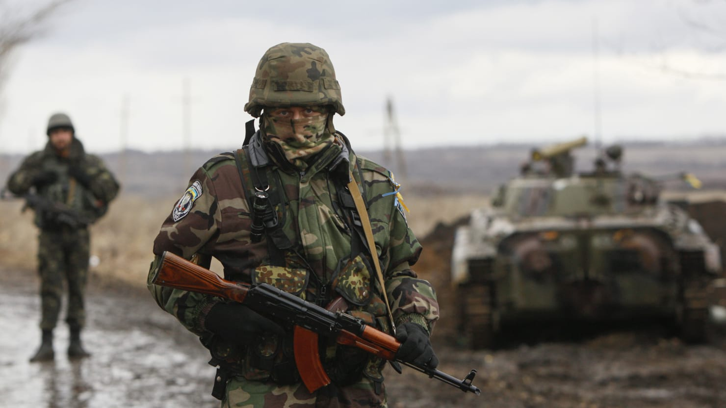 在顿巴斯前线的乌克兰士兵