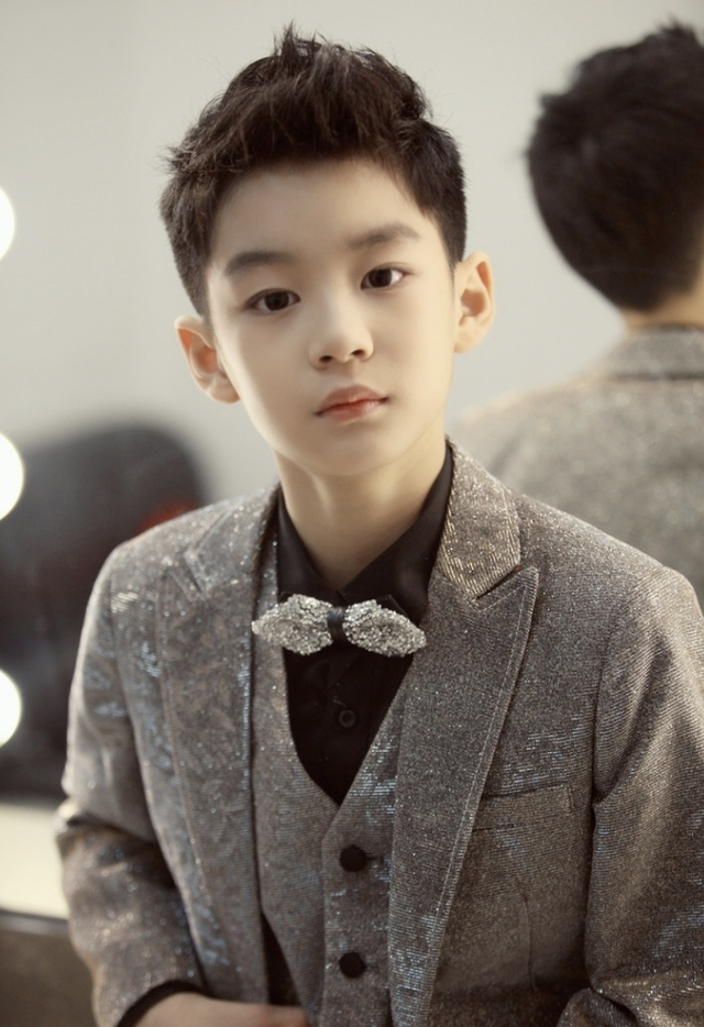 曹颖晒10岁儿子演出照,王子穿西装气质佳,五官俊俏颜值超高