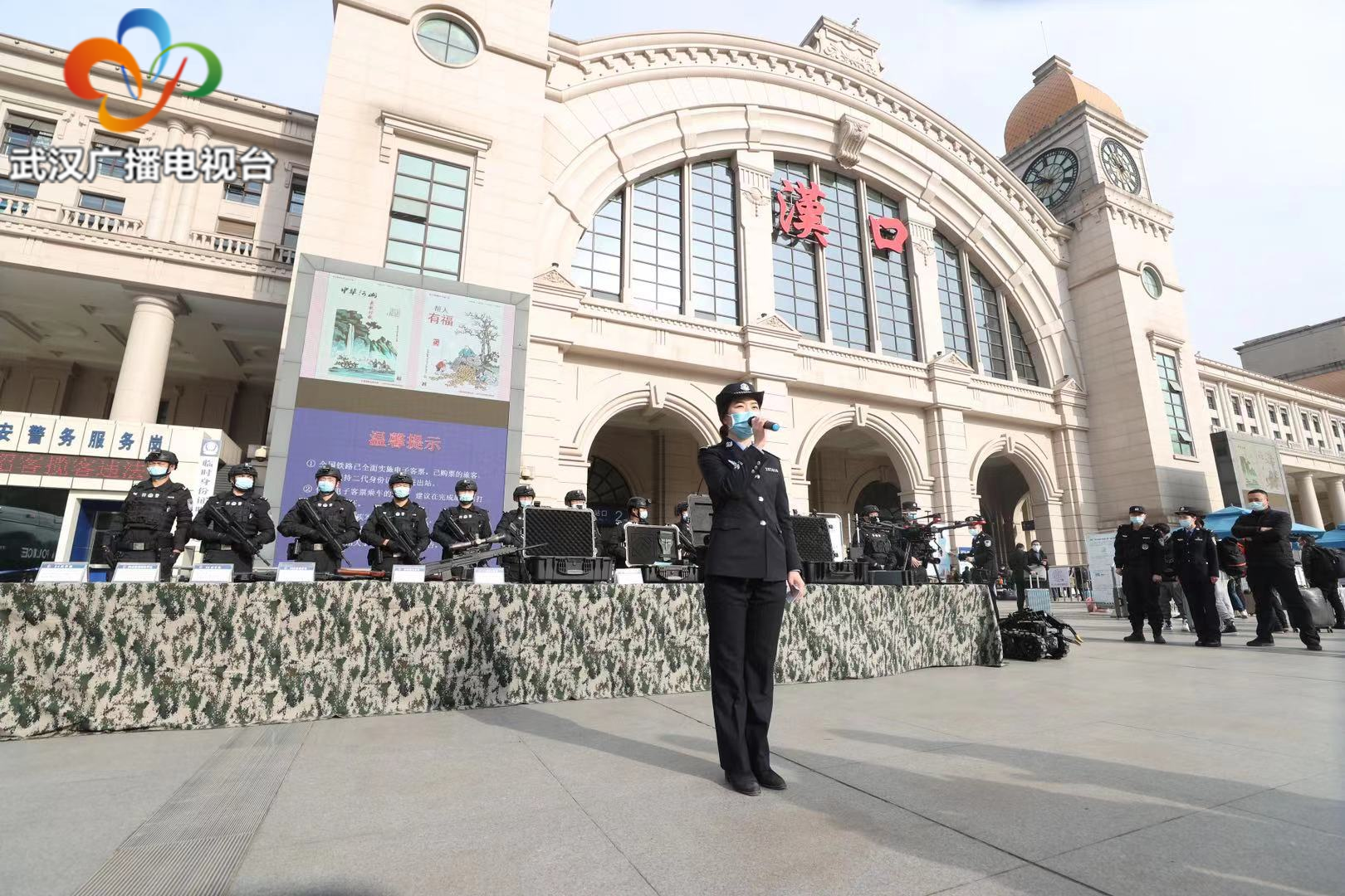 随后,武汉铁路公安处警犬大队训导员携2岁的警犬"毛毛"和3岁的警犬"