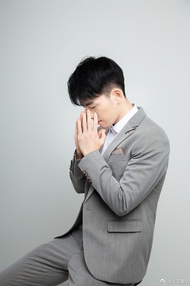 颜值颇高国羽19岁天才少年写真大片曝光西装打扮格外帅气