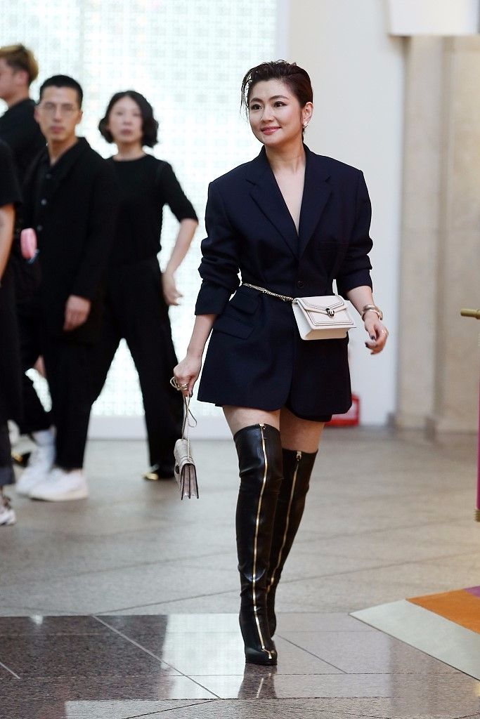 任家萱近照满脸坑洼腿上疤痕清晰可见为了捞金不容易