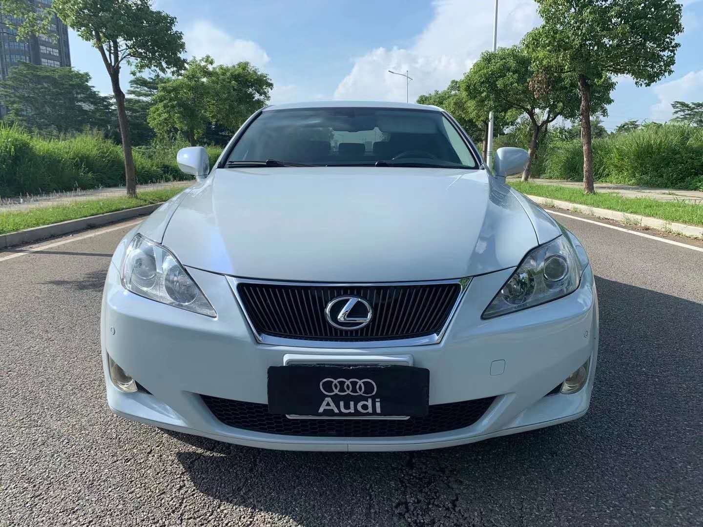 2012款雷克萨斯is300售价7万,就像披着战袍的斗士,目中尽是杀气