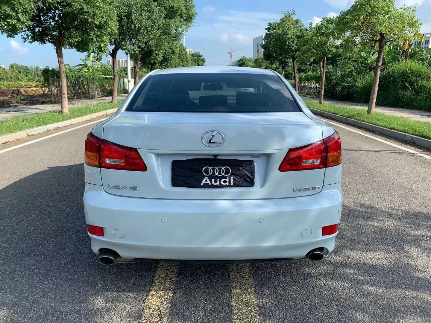 2012款雷克萨斯is300售价7万,就像披着战袍的斗士,目中尽是杀气