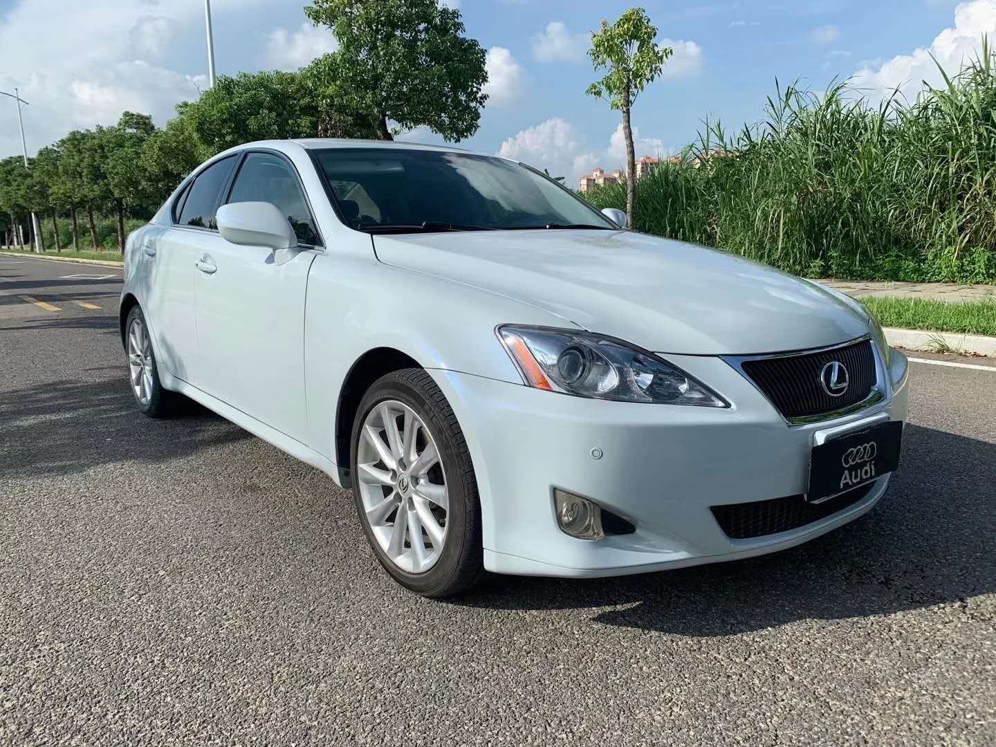 2012款雷克萨斯is300售价7万,就像披着战袍的斗士,目中尽是杀气