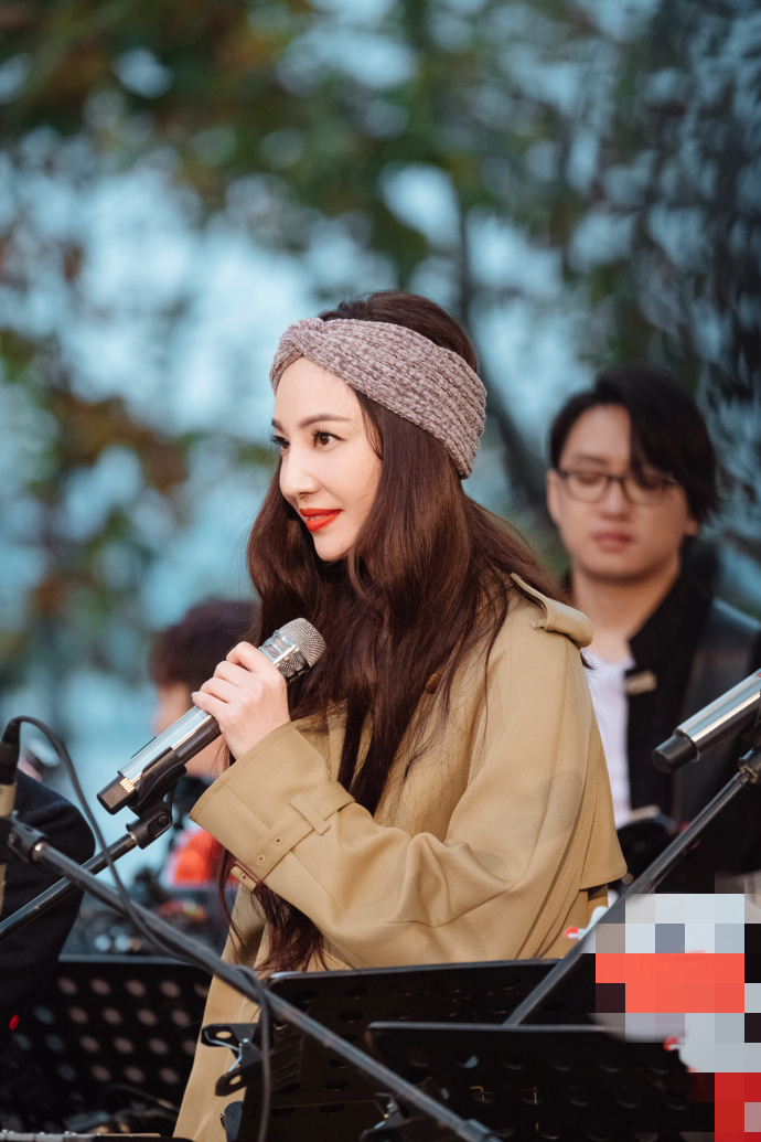 郑希怡波浪长发搭发带展异域风情,低头浅笑梨涡迷人