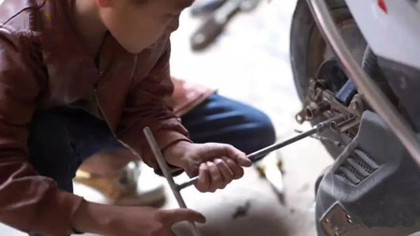 上海9岁男孩教科书式救火，“像个男子汉了”，如何养育优秀男孩休闲区蓝鸢梦想 - Www.slyday.coM