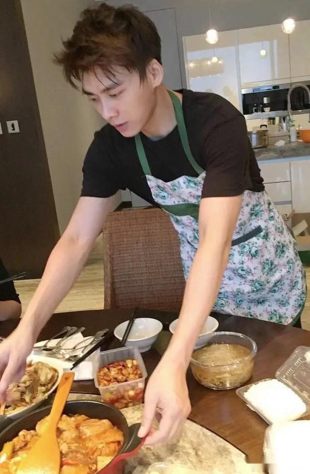 如今的李易峰是单身状态,事业有成,又多金帅气,还会做饭,相信峰峰会