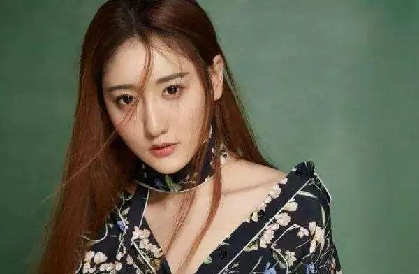韩菲儿五,80后美女陈思斯是女明星童瑶的大学同学,她曾在《甄嬛传》中