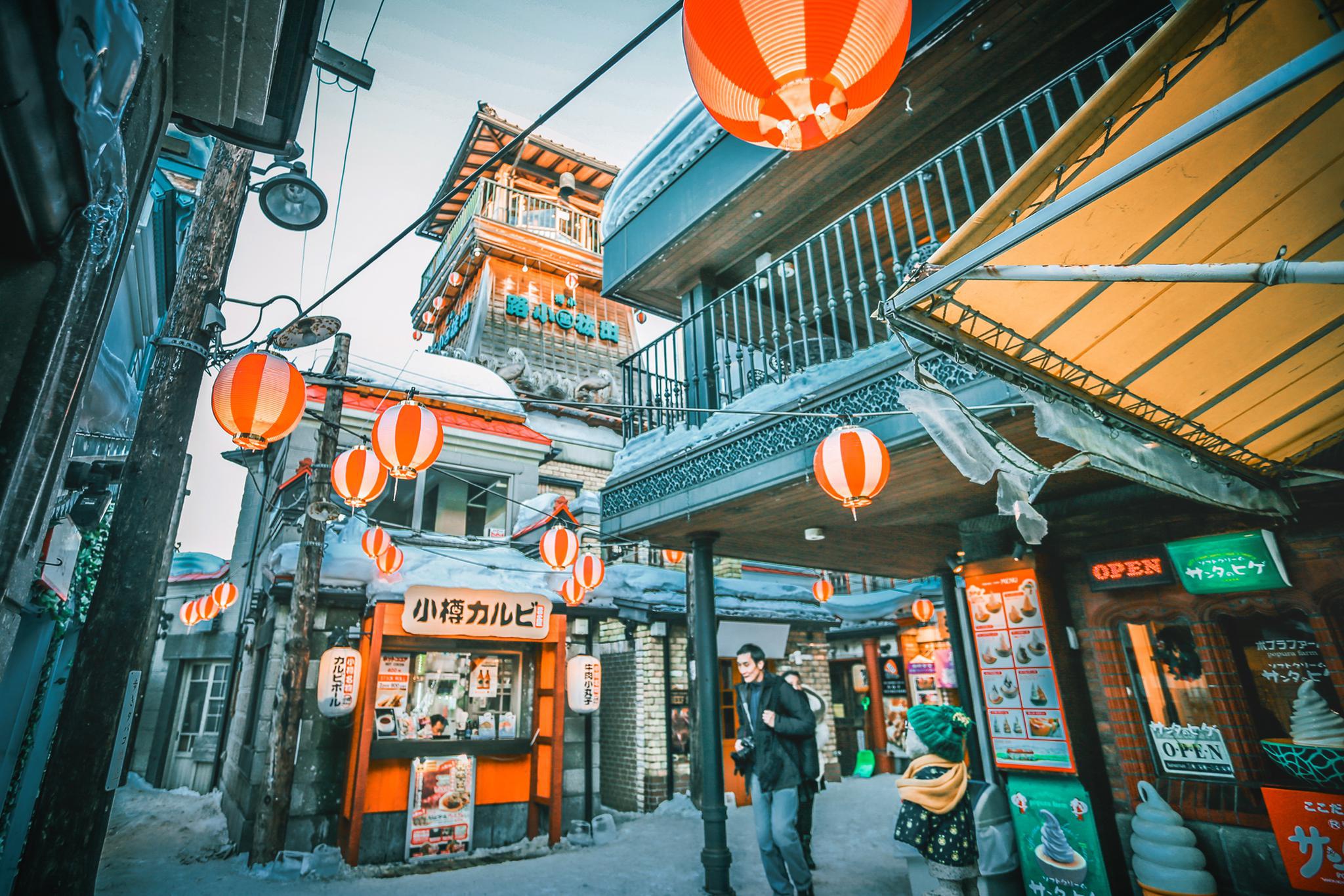 复古风的日本美食街店铺都很小只能容下几个人游客却很喜欢