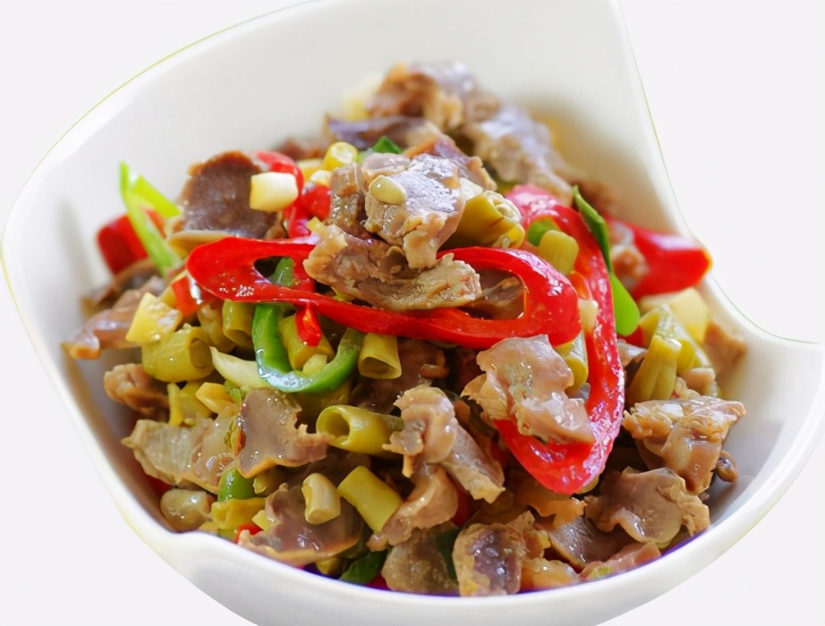 上少许的热水,加上锅盖稍微焖煮下;第三步,杭椒和朝天椒分别切成小段