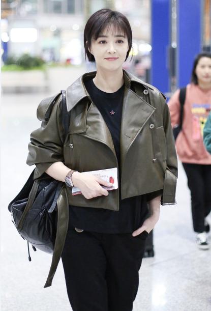 蒋欣短发清爽又利落搭配复古夹克也不显老就是肩膀看着有点宽