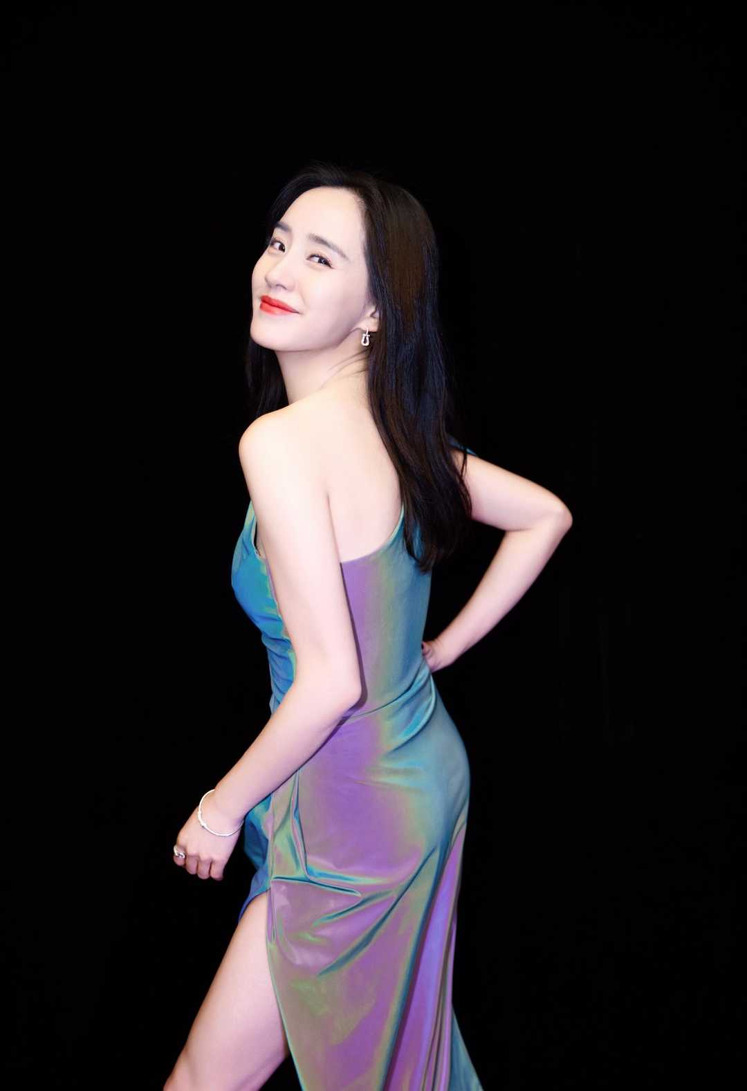 王智的冬季穿搭又"火"了,拼接羽绒服个性保暖,帅气又时髦