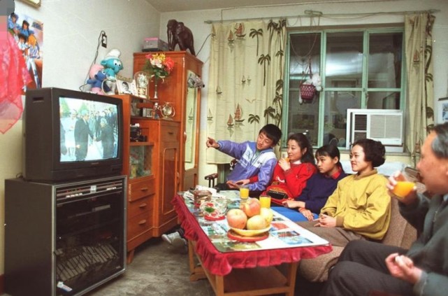 为何8090年代每周二电视台都会停播还会出现彩色图片