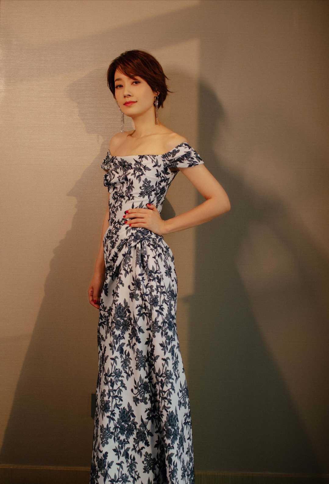 马伊琍气质全开波波头短发搭配一字肩长款连衣裙女人味十足