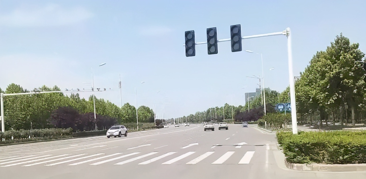 红绿灯坏了,究竟是等着还是直接开过去?要分情况