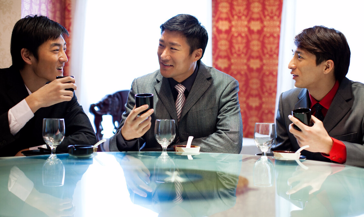 饭局上同事为巴结领导,让你买单,用3招让他自作自受