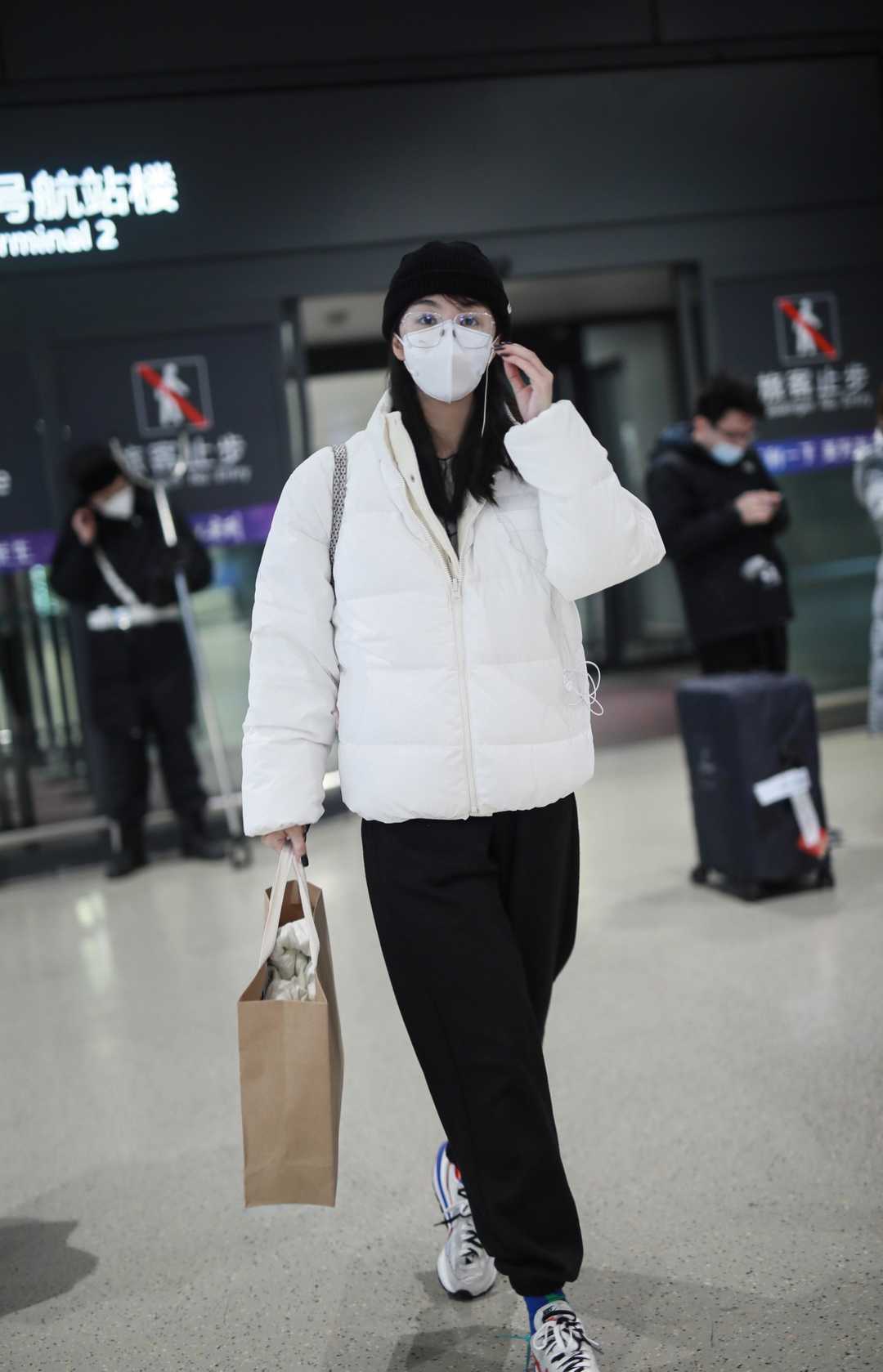 江疏影不愧是气质女神穿白色羽绒服虽然臃肿但难掩高级感