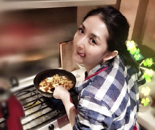 在娱乐圈里就有很多美貌与贤惠并存的女明星,她们做饭的样子安静美好
