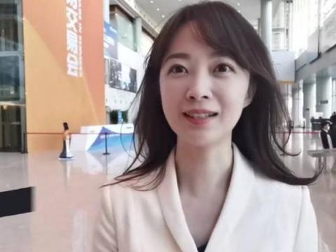 新华社美女记者张扬太清纯,长发肤白甜美似初恋,不输央视王冰冰
