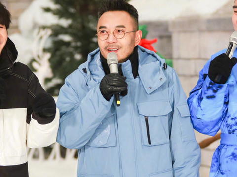 46岁汪涵深夜街头超酷,黑皮衣大项链抢眼,台上台下像两个人