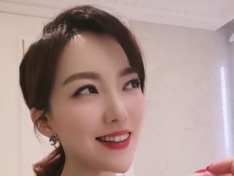 主持人余声靠体香吸引富豪老公近照下巴超尖眼神撩人不似娃妈