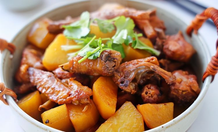 做土豆炖鸡块总感觉不入味老师傅教实用技巧家常菜也有大智慧