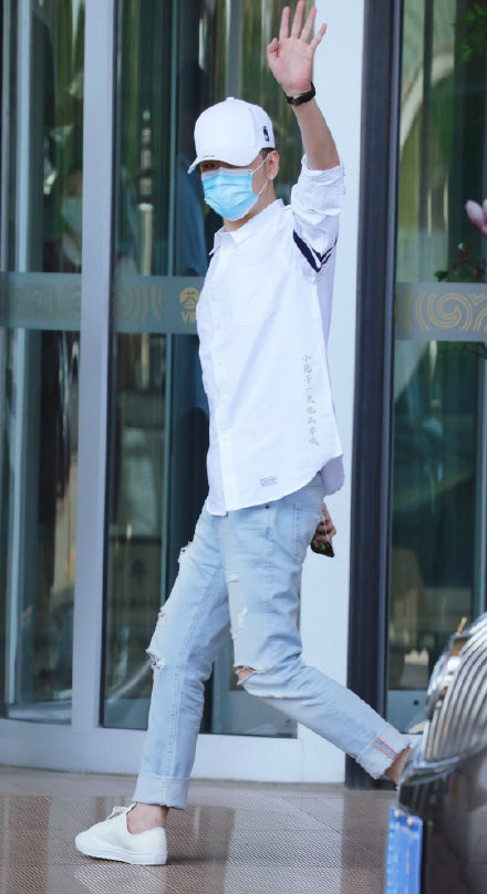 德云社张云雷走红毯梳大背头穿西装太帅像韩剧里长腿欧巴