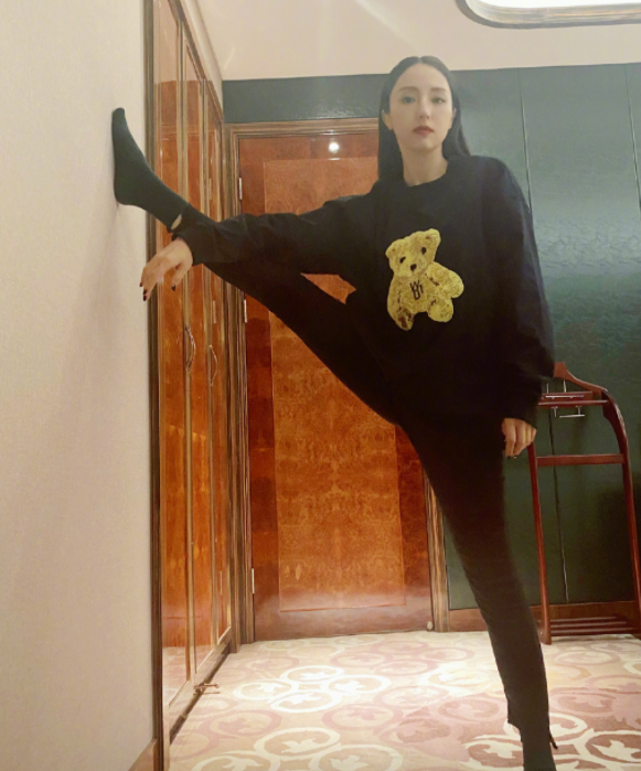 董璇大秀事业线,健美紧身裤勾勒s型身材,家里一面镜子近万元?