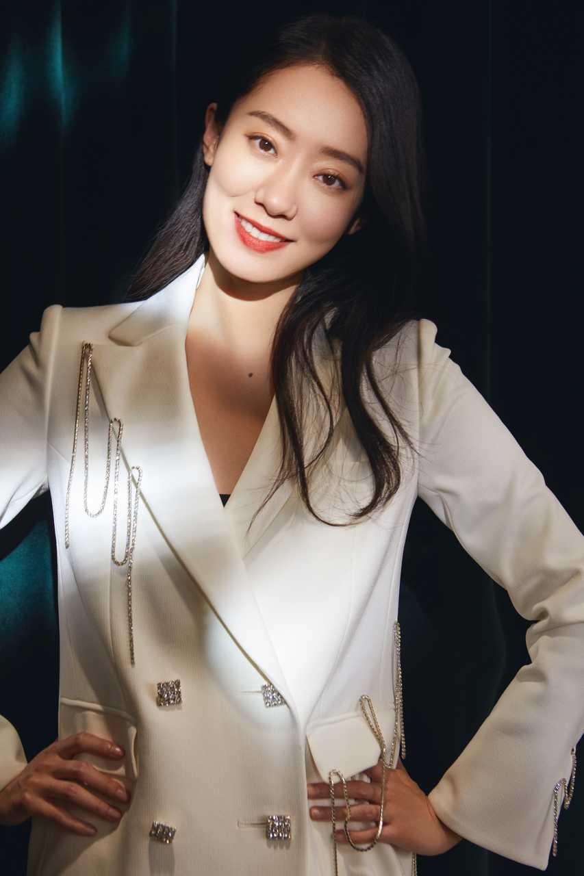 张小斐真的太懂时尚穿黑色皮质吊带连衣裙优雅时髦女神范十足