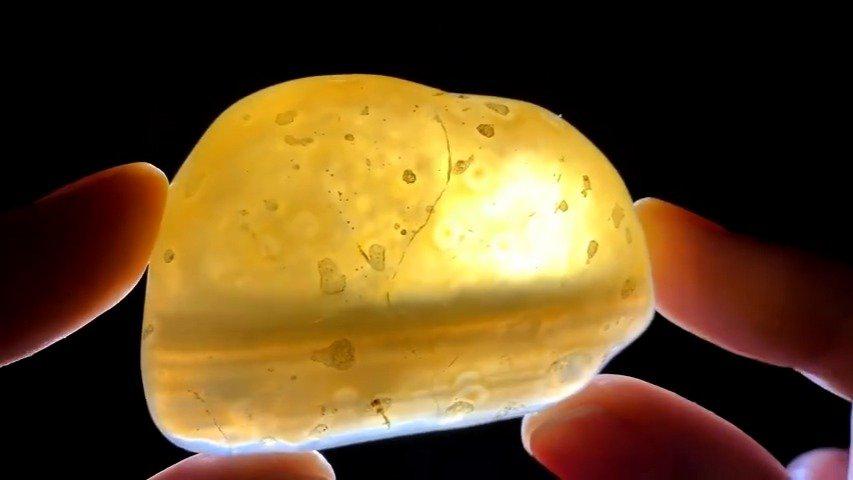 内部含水的罕见玛瑙,在强光的照射下