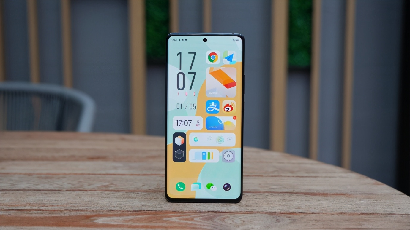 首先,我们来说一说常规升级,屏幕方面,vivo x60 pro 配备了一块 6.