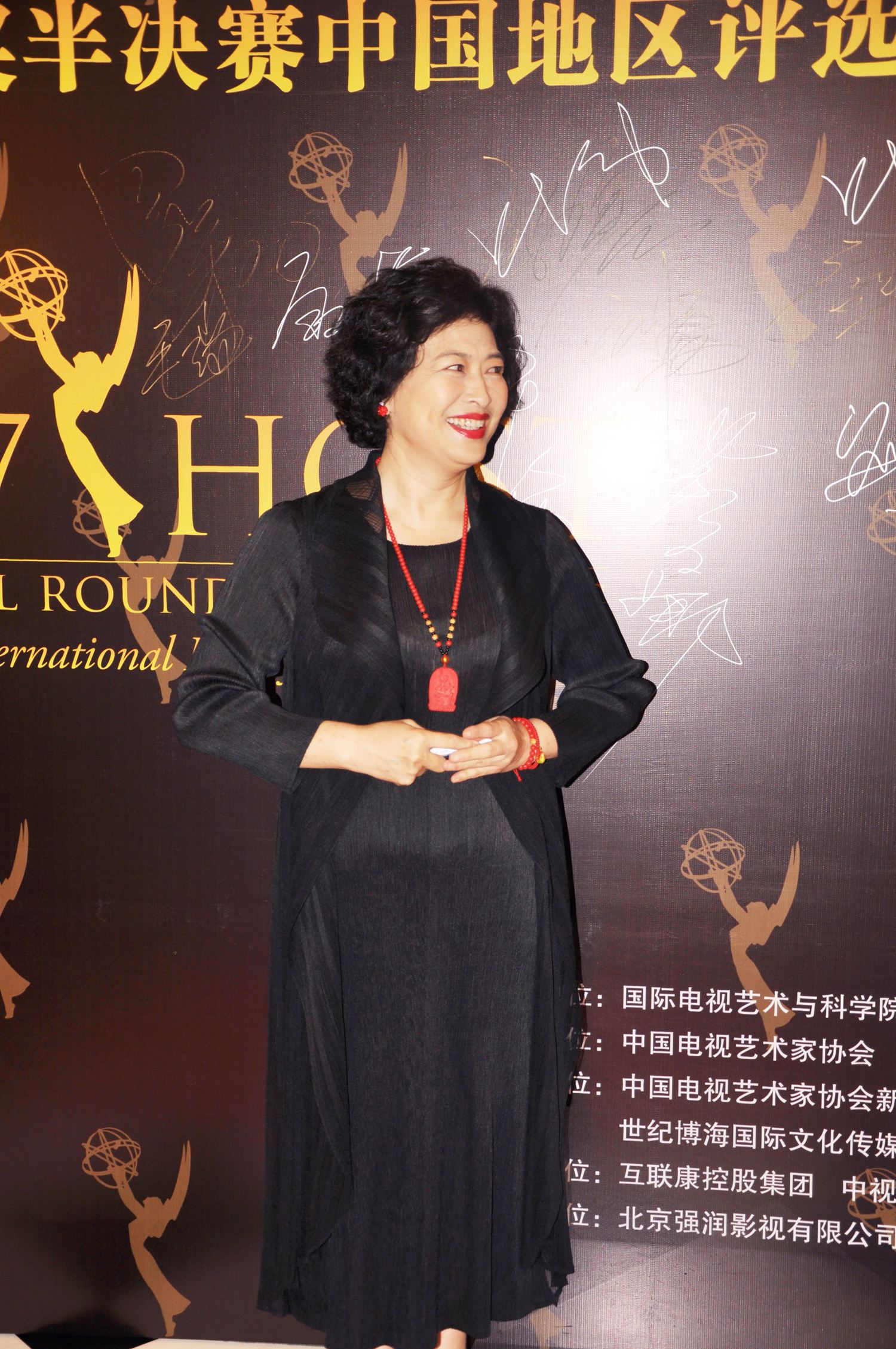 60岁的人就该有许娣的优雅,满脸皱纹又如何?美的真实