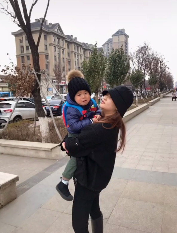 车上开心互动,还与小外甥亲密亲吻,像疼爱自己的孩子一样疼爱着小外甥