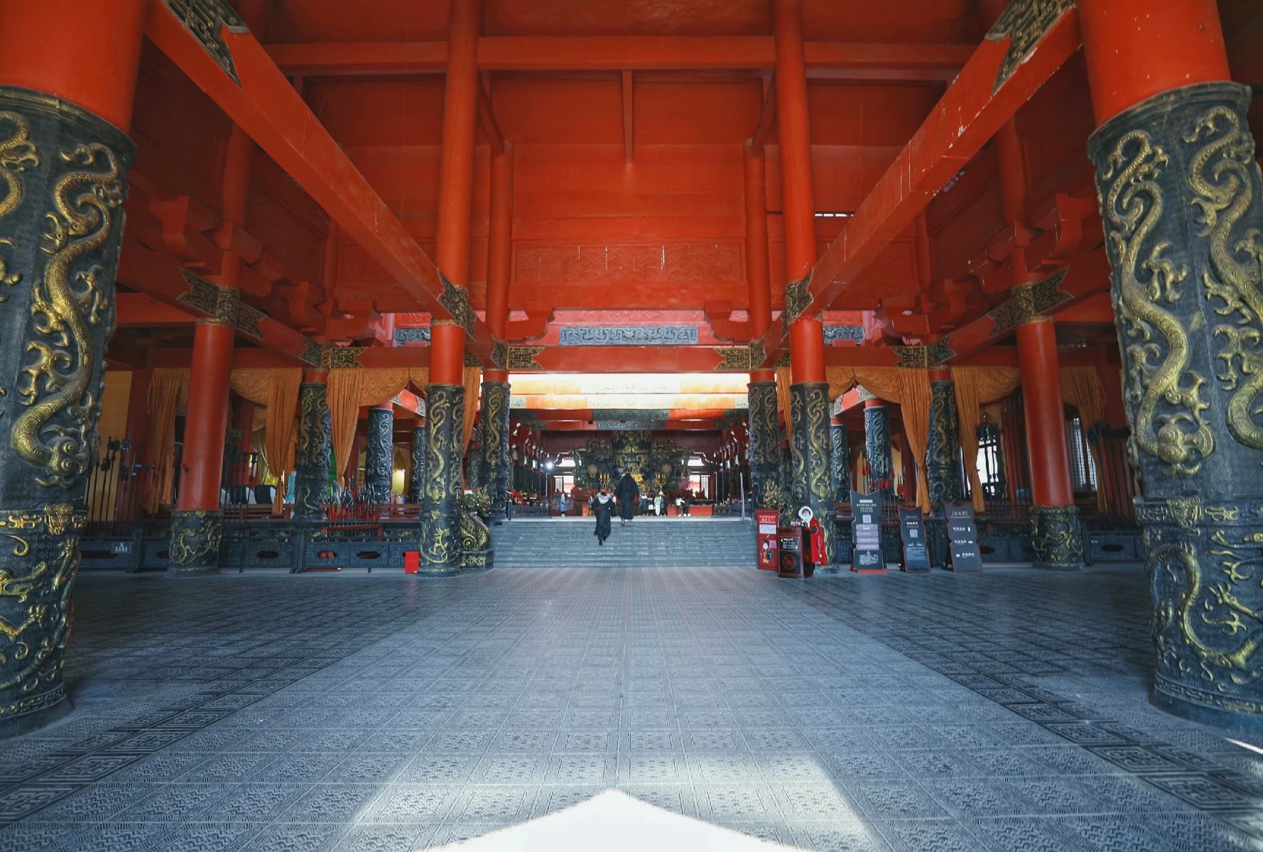 如此霸气侧漏的宫殿,自然不是摆看的,而是秦王上朝理政的地方,跟故宫