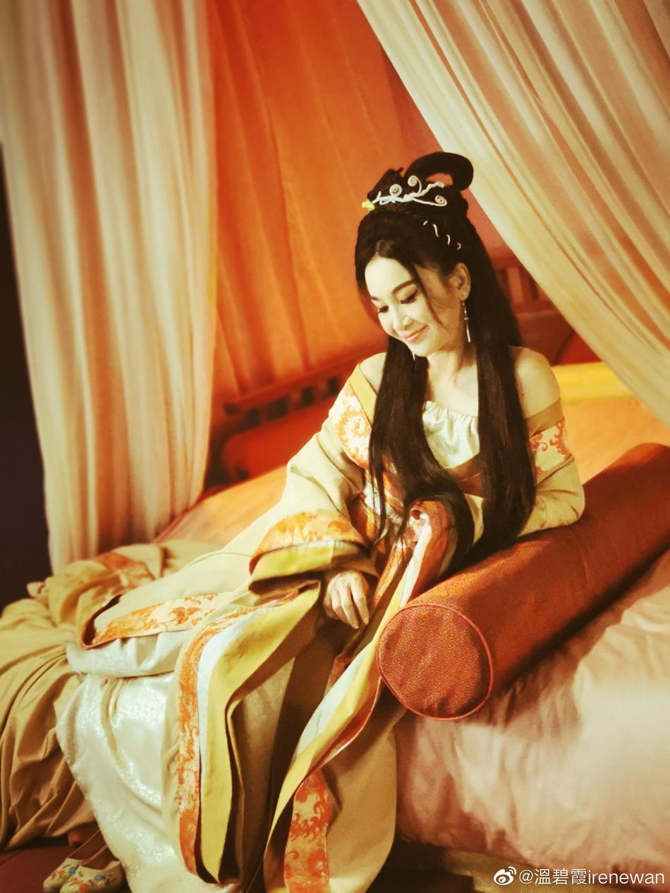 54岁不老女神温碧霞魅力不减,穿抹胸纱裙拍大片华丽美艳