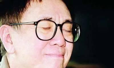 黄霑是好色的,这可能是家族基因,他的爸爸就有三个老婆,他小时候以为