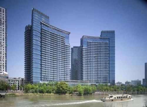 宁波高新区深蓝广场停车贵,一晚扫码46!