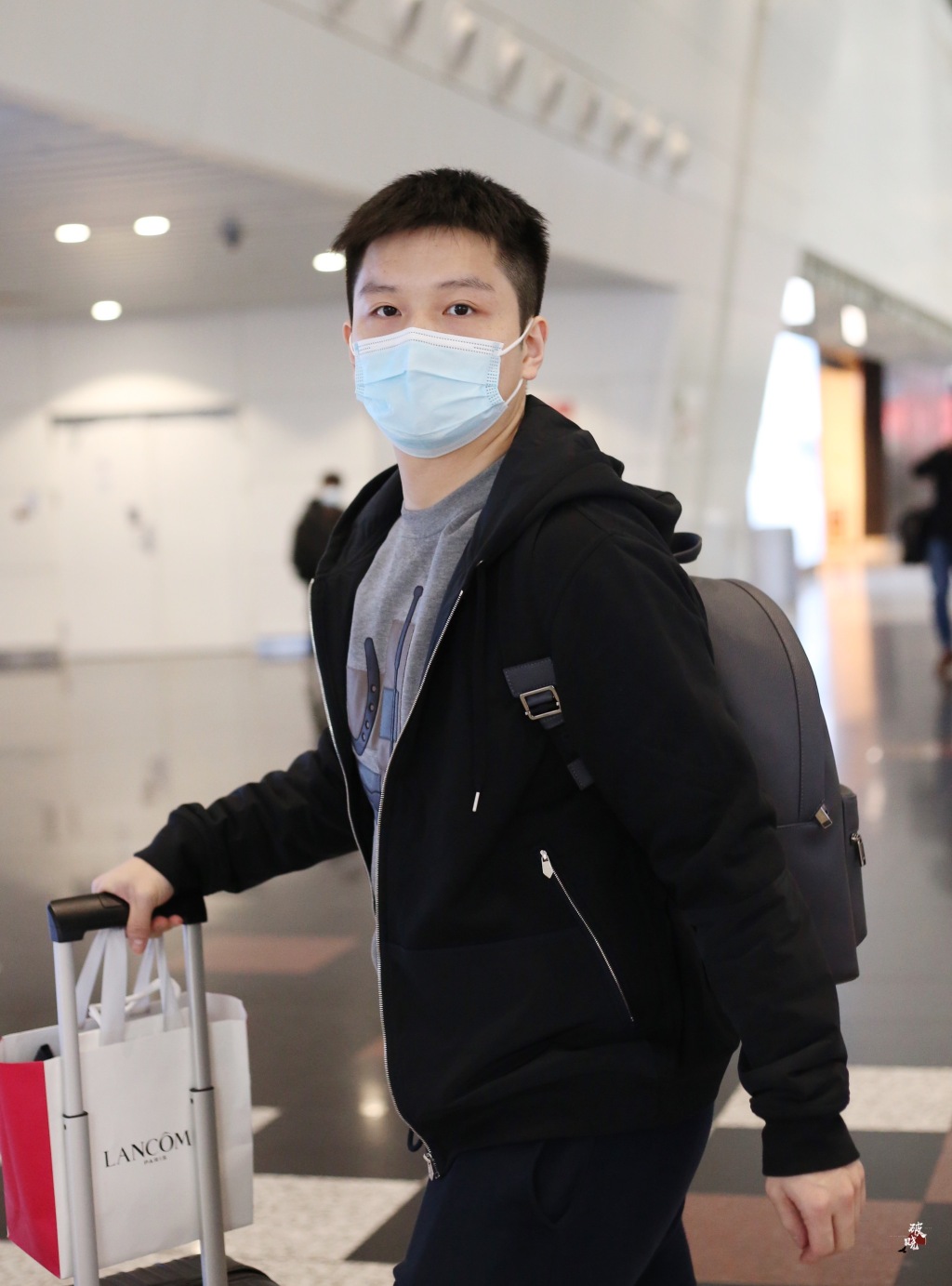 樊振东热到不停擦汗!与队友打专车与国乒会合,上车赶紧脱外套