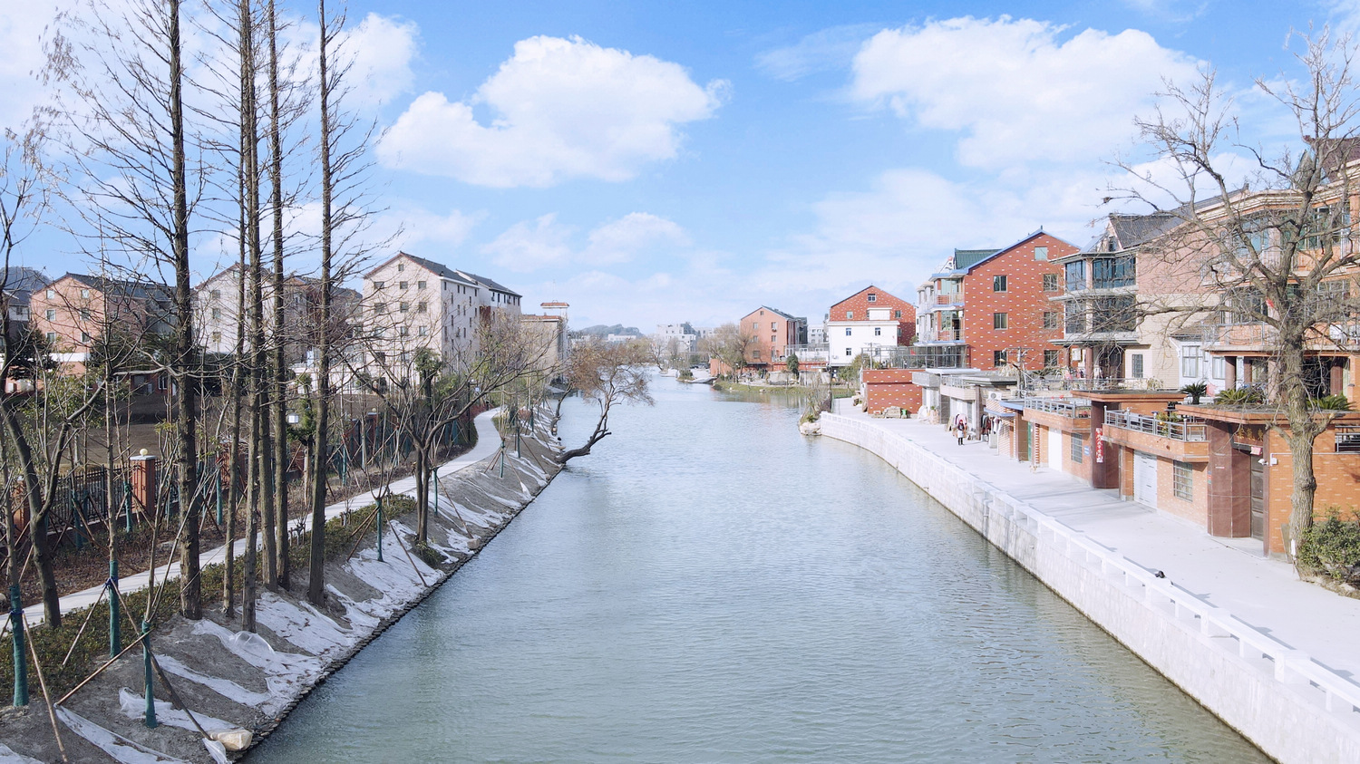 初冬暖阳向水而行凌凌波光点点绿化萧山蜀山街道高标准美丽河湖