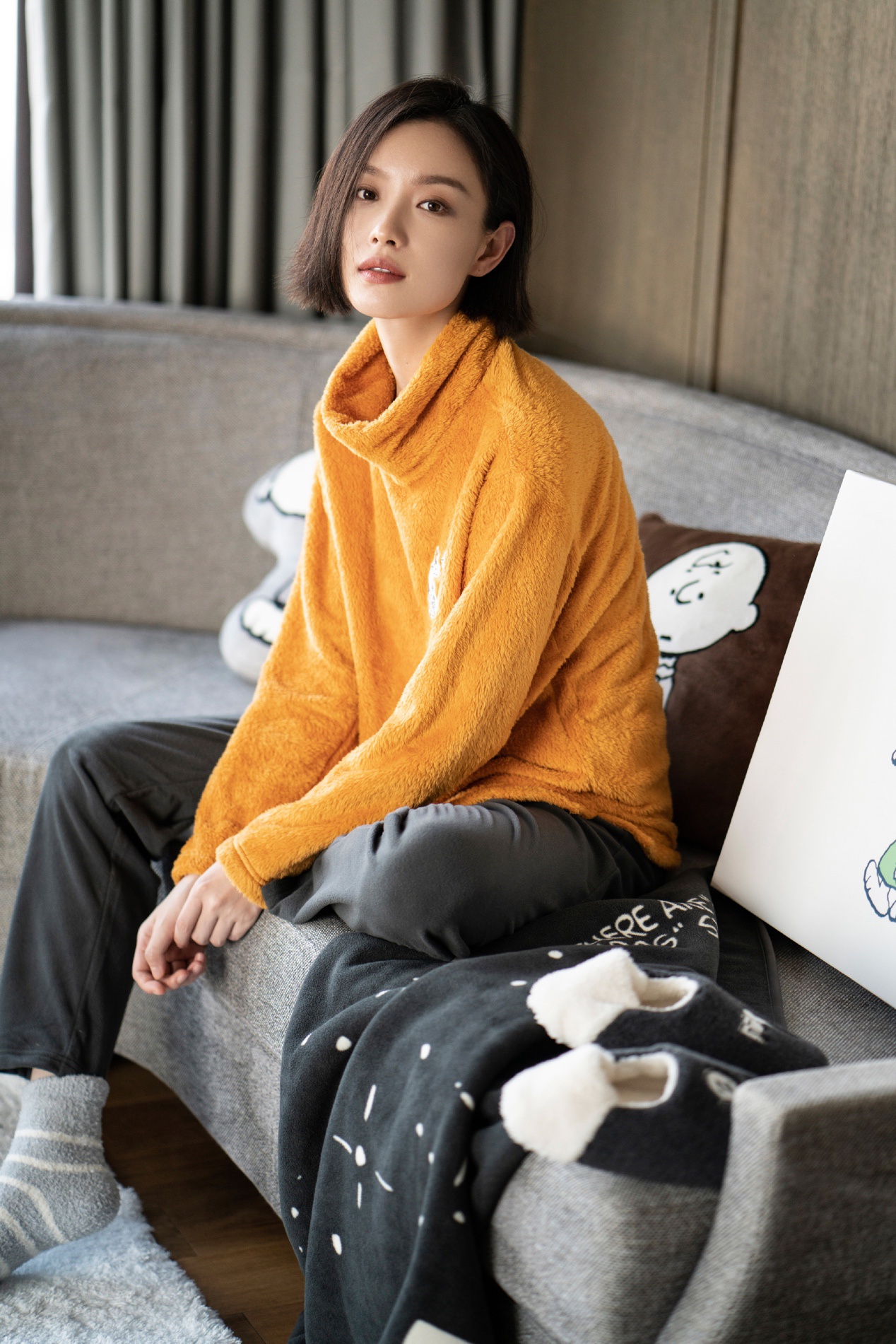 倪妮的睡衣风够高级姜黄色不仅不显黑还很慵懒立领超显脸小