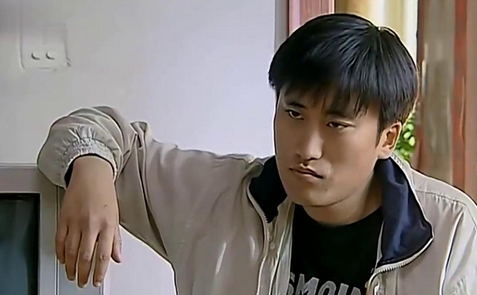 随后他站到阳台上,一脸无奈地向网友诉苦,只见他穿着拼接牛仔外套搭配