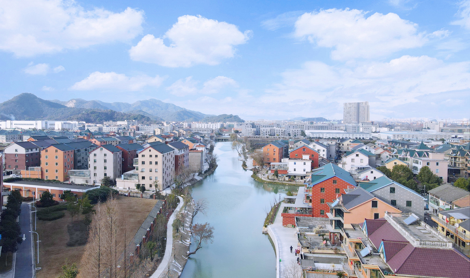 初冬暖阳向水而行凌凌波光点点绿化萧山蜀山街道高标准美丽河湖