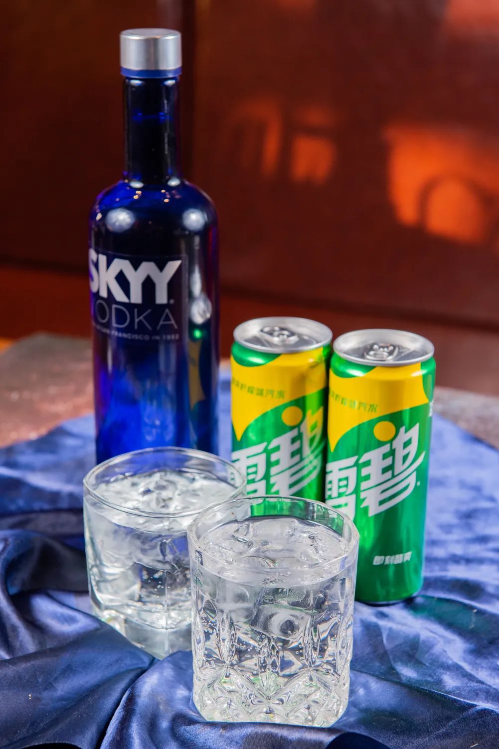 不管是可乐雪碧橙汁,与其他饮料搭配调成各种鸡尾酒,可以说是黄金配角