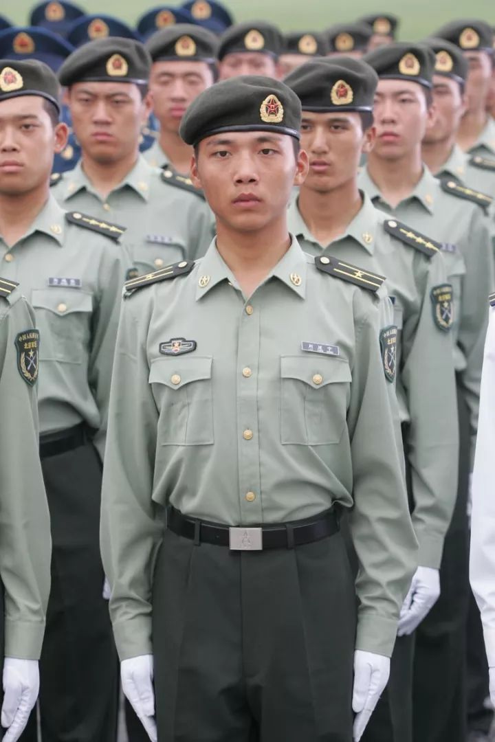 为什么解放军不喜欢贝雷帽?军官戴上像武松,士兵戴着像家丁!