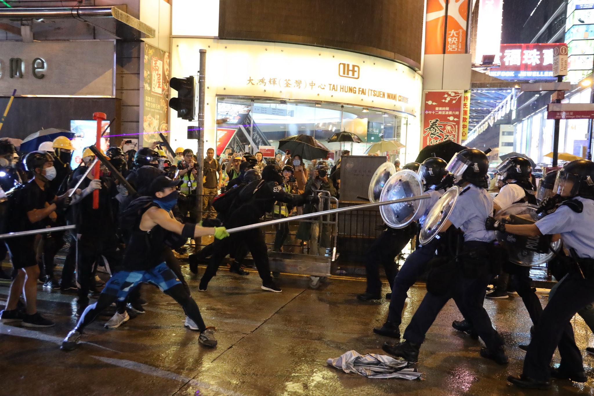 正文暴徒在荃湾与警察对峙 (2019年8月25日摄)