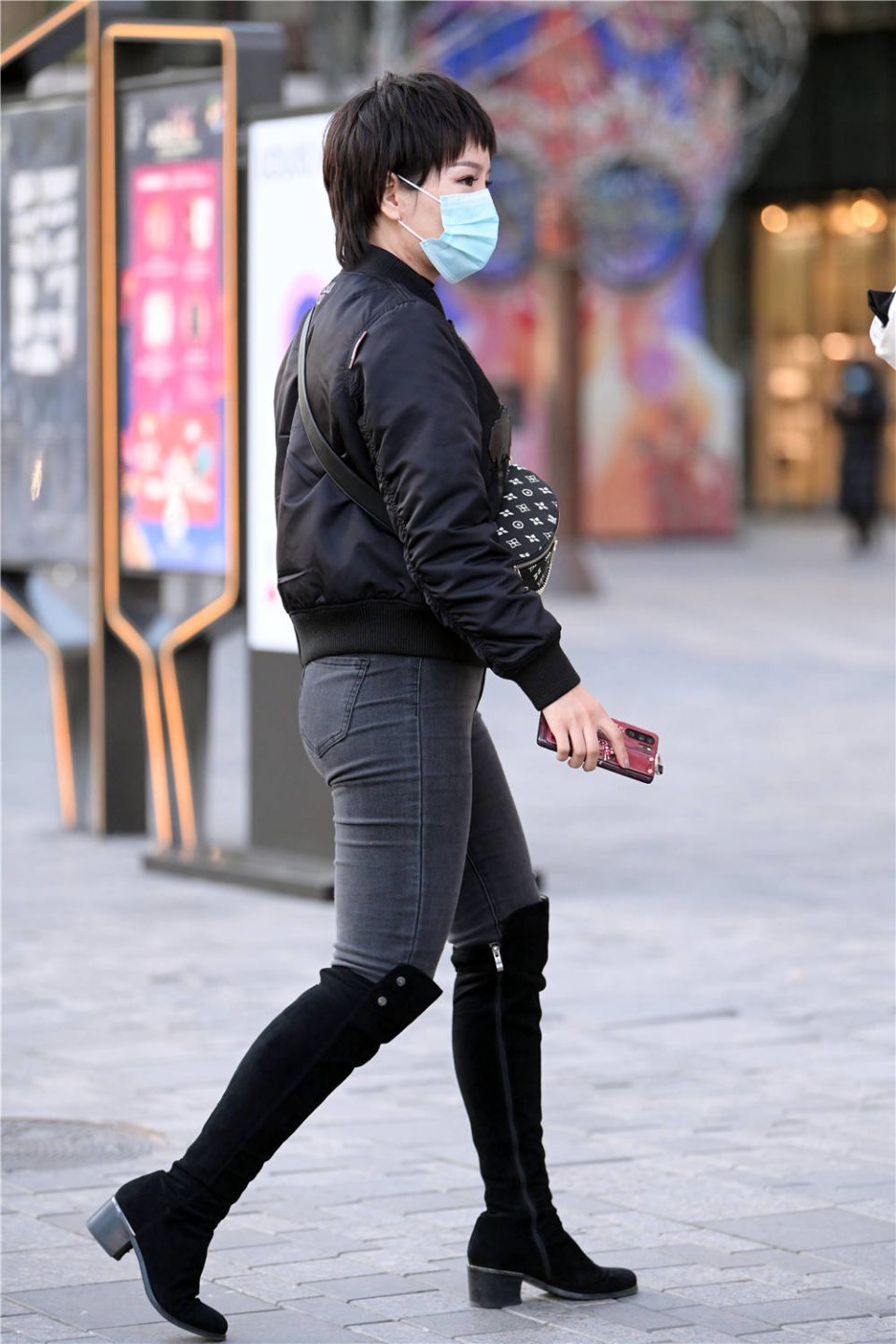 修身牛仔裤搭配长靴你会选择皮靴还是绒面靴要显高级感一些