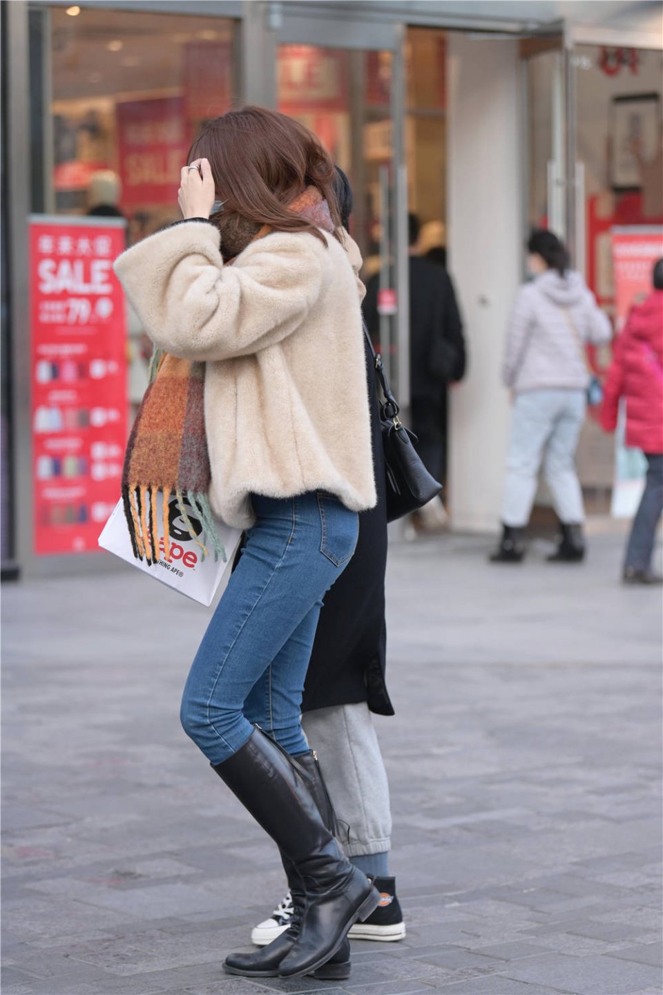 修身牛仔裤搭配长靴你会选择皮靴还是绒面靴要显高级感一些