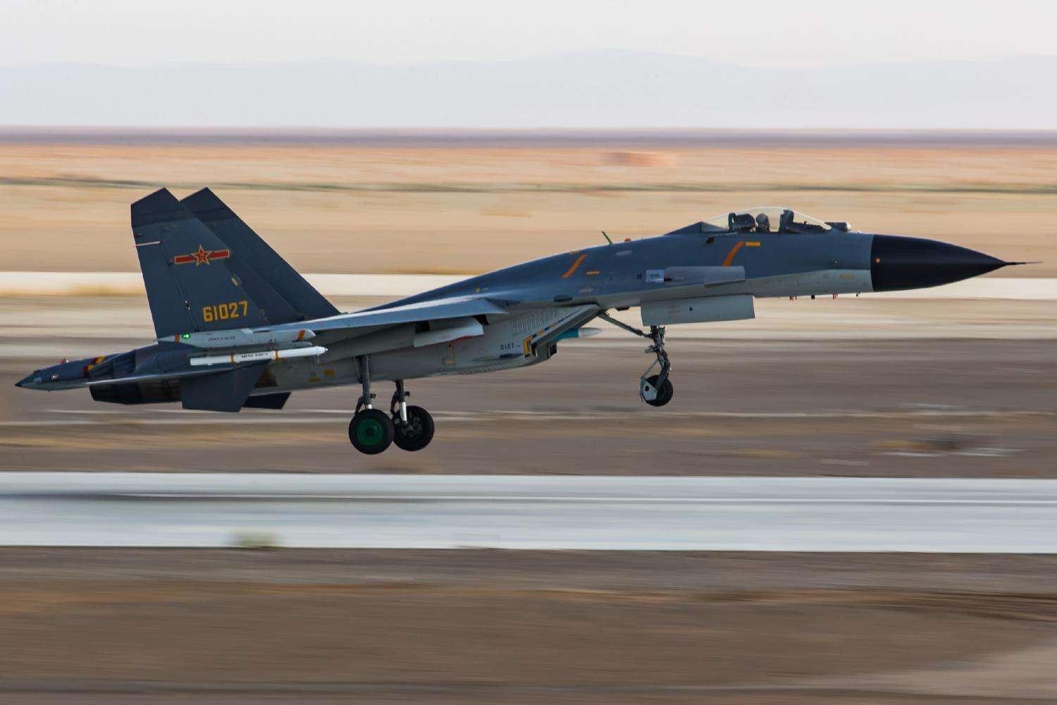 中国空军的主力战机,歼-11为何没空中受油管,也从不带副油箱?